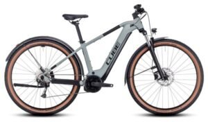 VTT Électrique Semi-Rigide Cube Reaction Hybrid Performance 500 Allroad Shimano Alivio 9V 500 Wh 27.5'' Gris Vert Swamp
